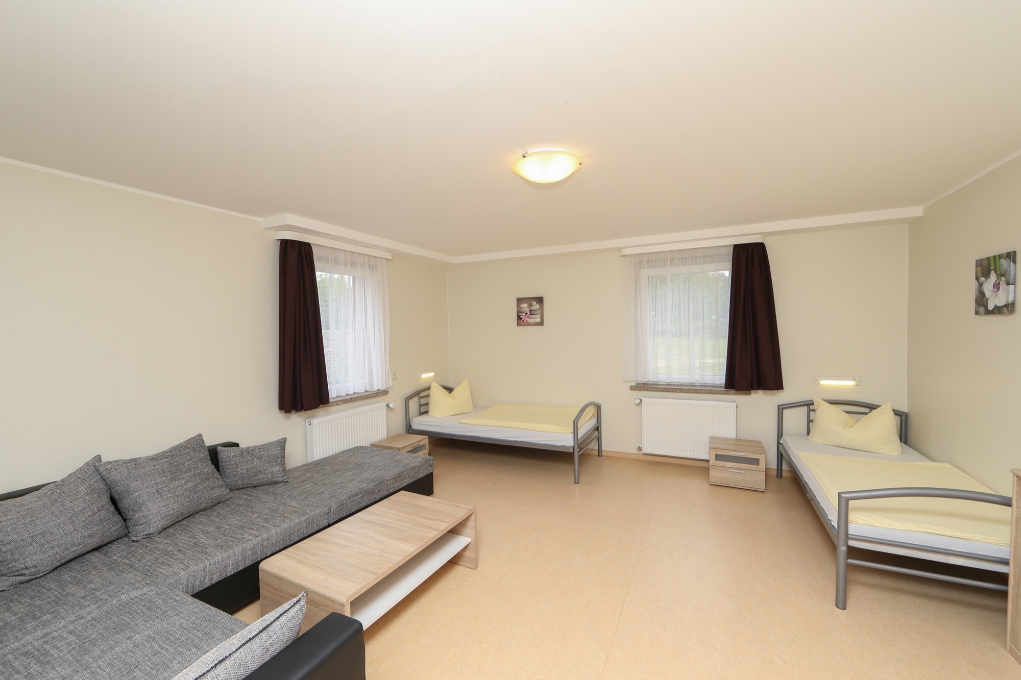 Ger&auml;umiges Zweibettzimmer mit Sitzbereich