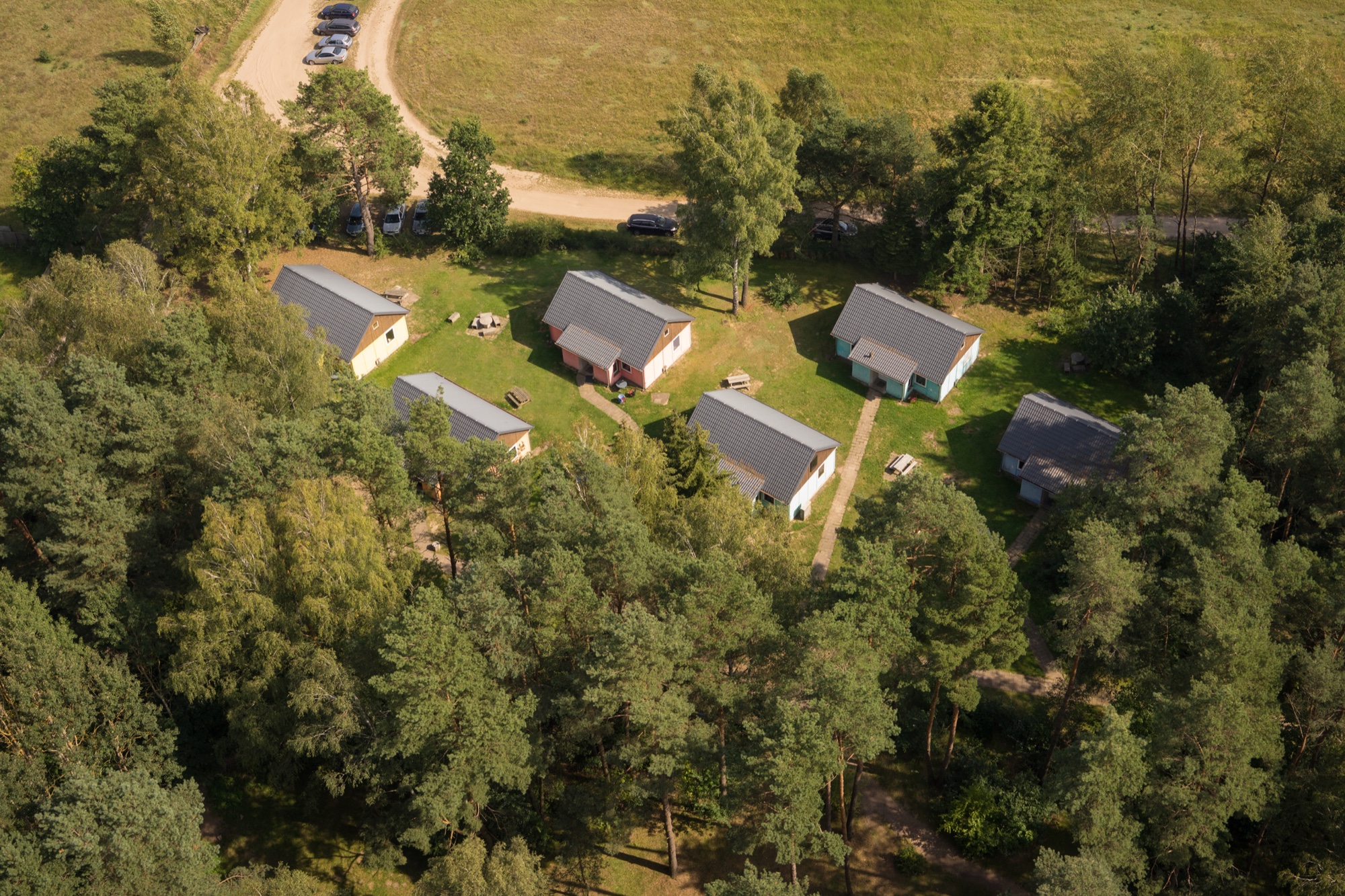 Sechs Bungalows zwischen B&auml;umen auf dem Gel&auml;nde