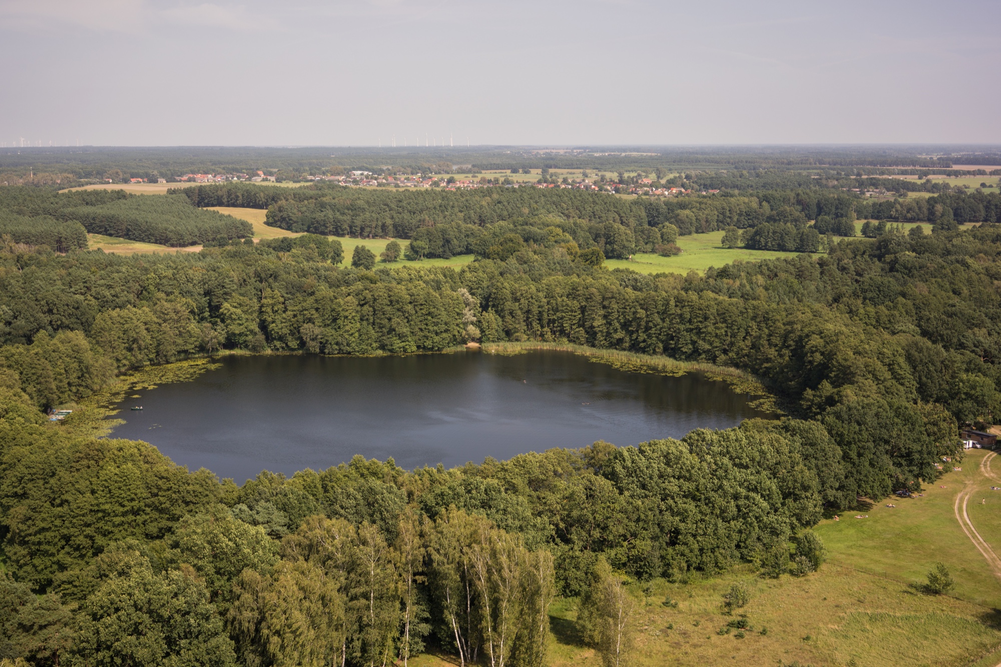 Luftaufnahme des Gro&szlig;en Pl&ouml;tzsees inmitten von Wald