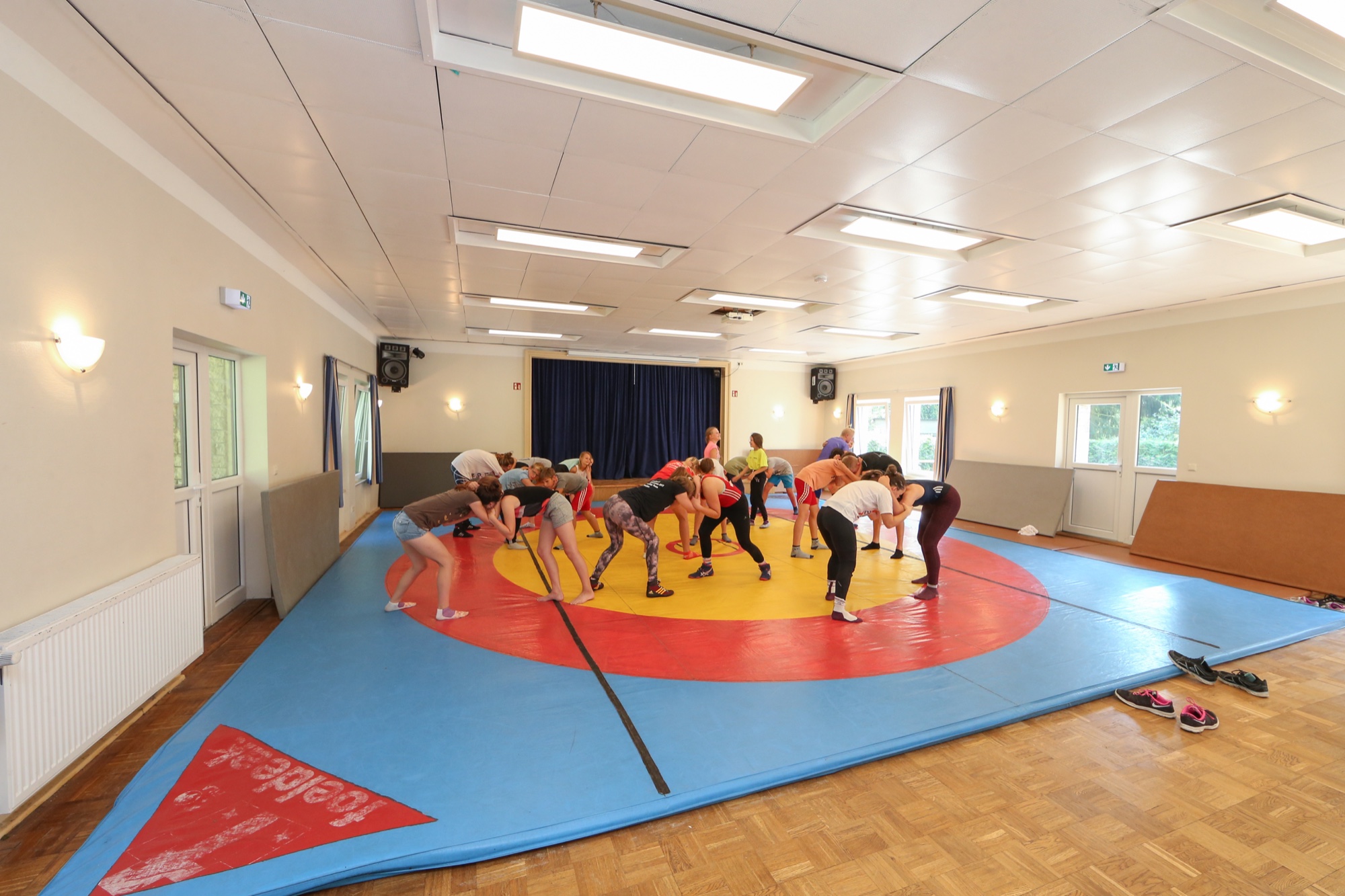 Gro&szlig;er Saal mit B&uuml;hne bei einer Sporteinheit
