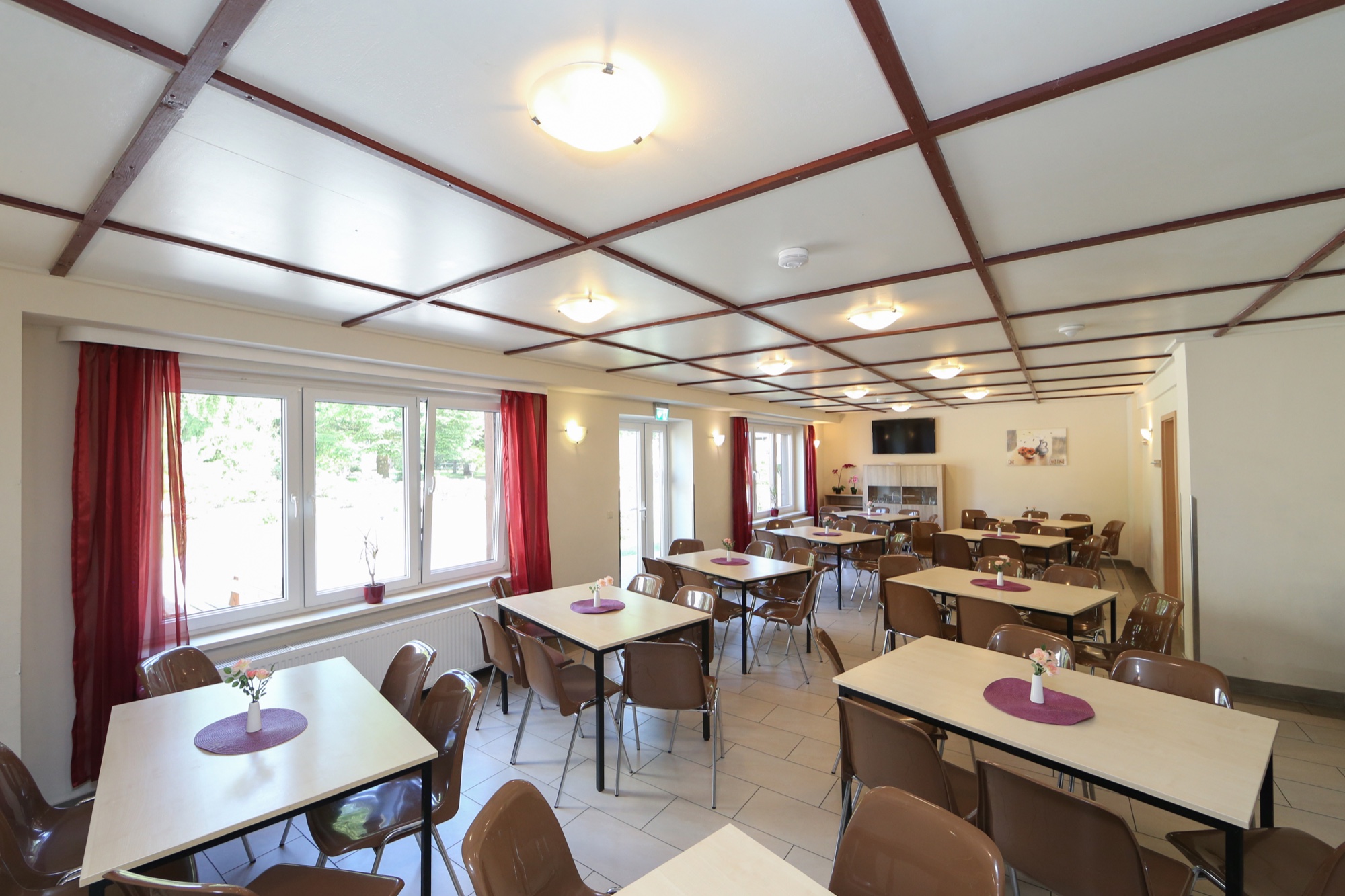 Gro&szlig;er Speisesaal mit gedeckten Tischen