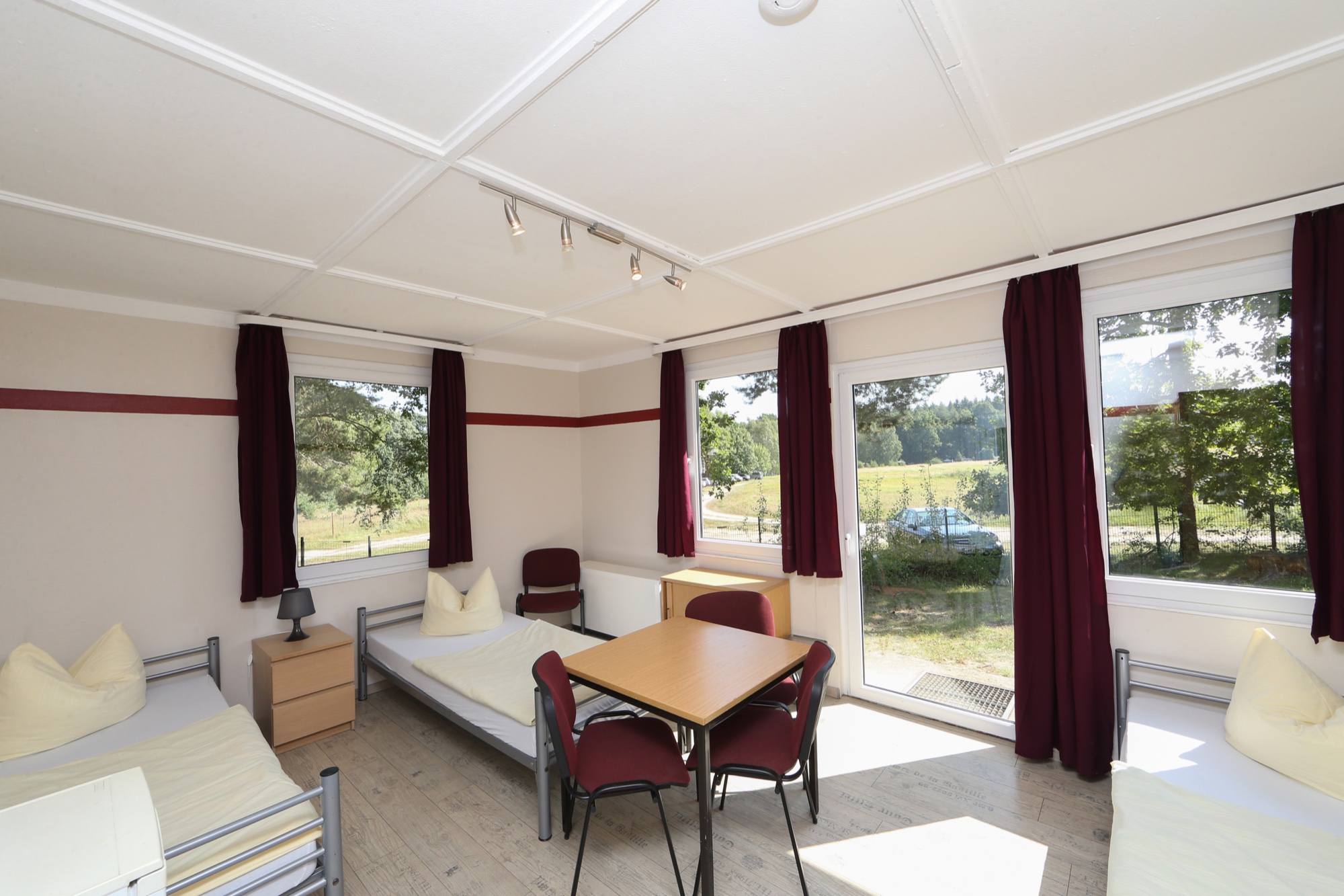 Helles Zimmer mit Einzelbetten im Bungalow