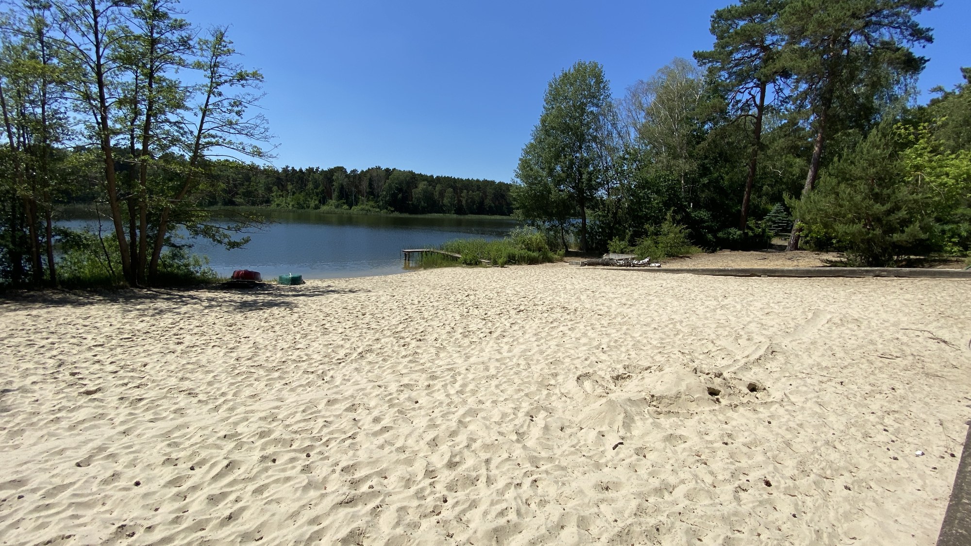 Breiter Sandstrand mit Blick auf den Frauensee