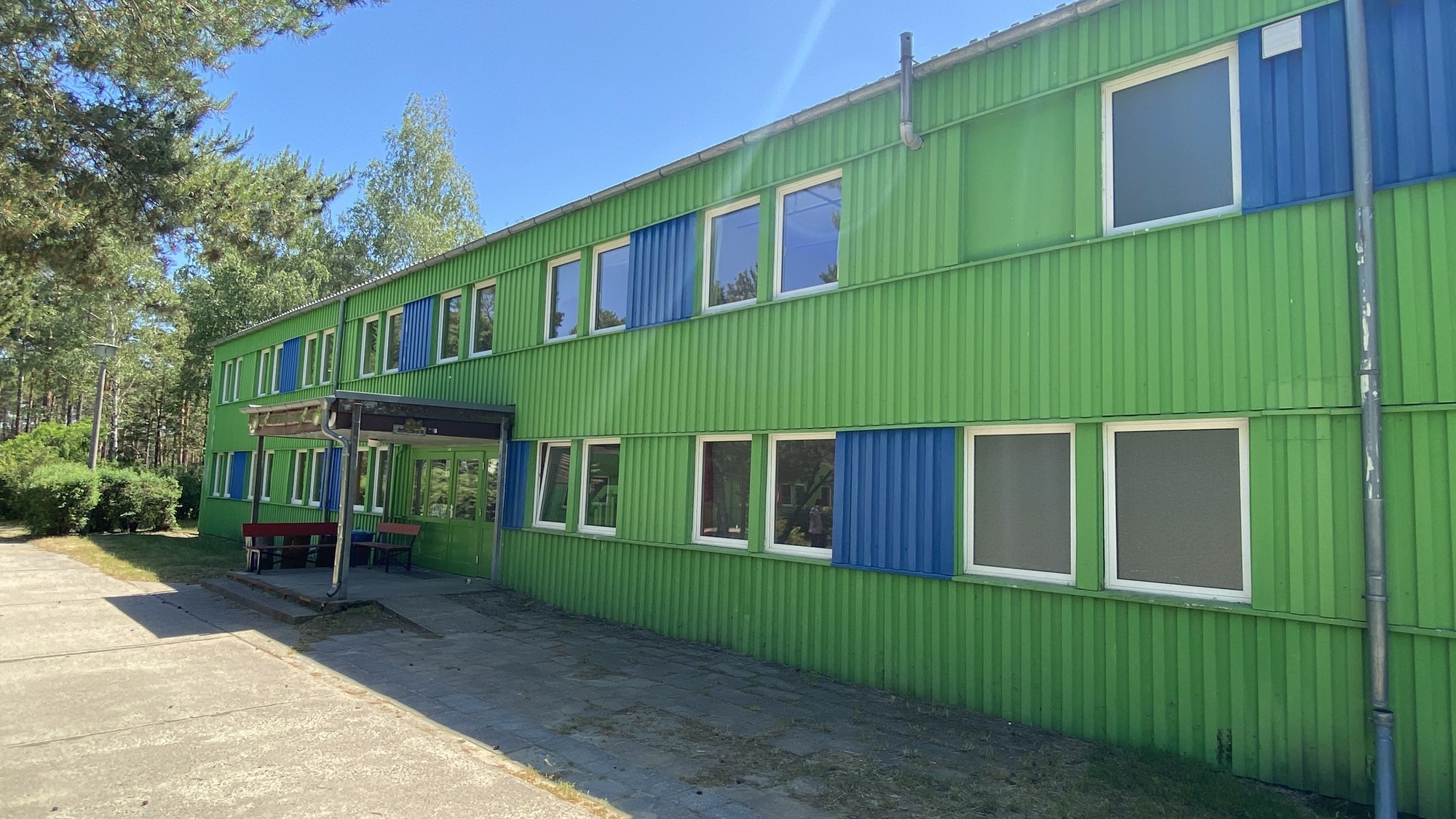 Gr&uuml;nes zweigeschossiges Bettenhaus