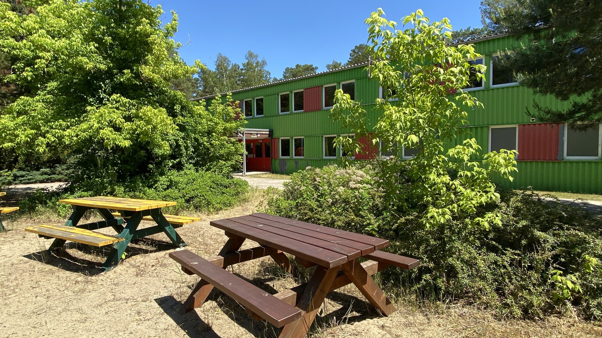 Bettenhaus des KiEZ Frauensee mit Garten und Sitzpl&auml;tzen