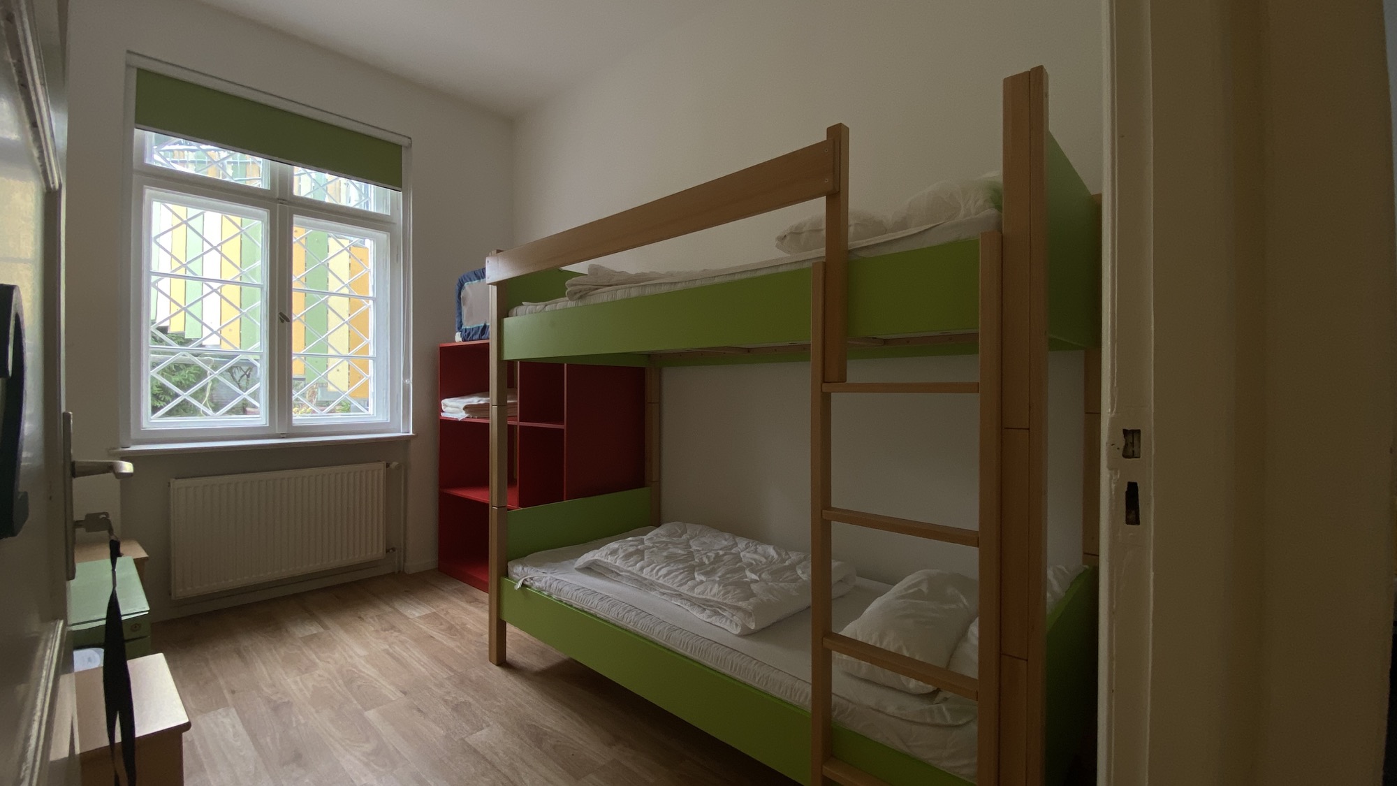 Kleineres Mehrbettzimmer mit Etagenbett