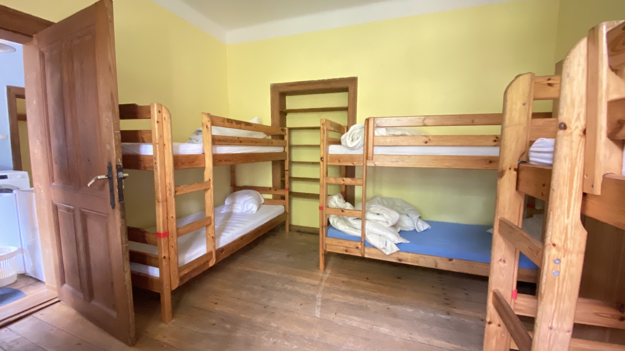 Mehrbettzimmer mit mehreren Etagenbetten