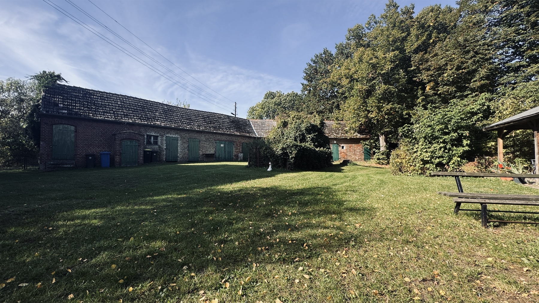 Gro&szlig;e Spielwiese im Garten der Landherberge