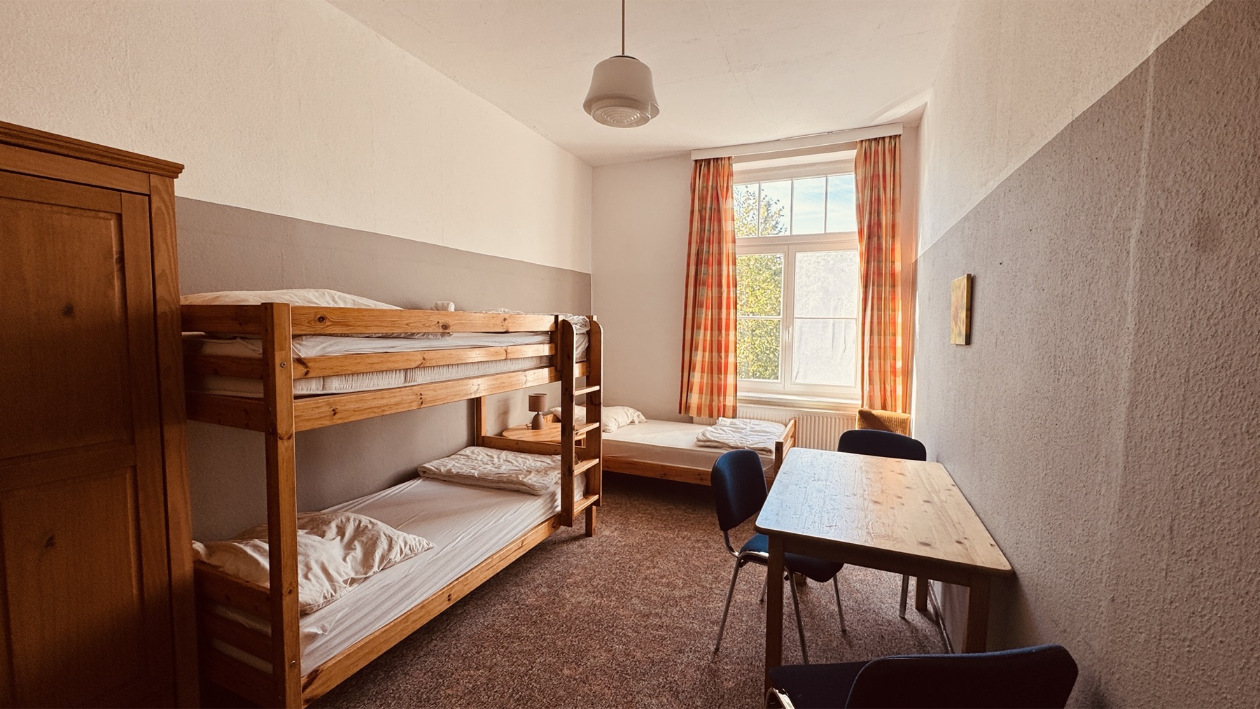 Mehrbettzimmer mit Etagenbett und Einzelbett