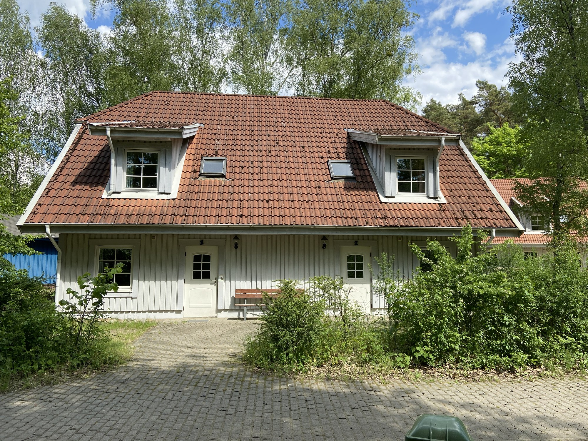 Wei&szlig;es Ferienhaus mit rotem Dach