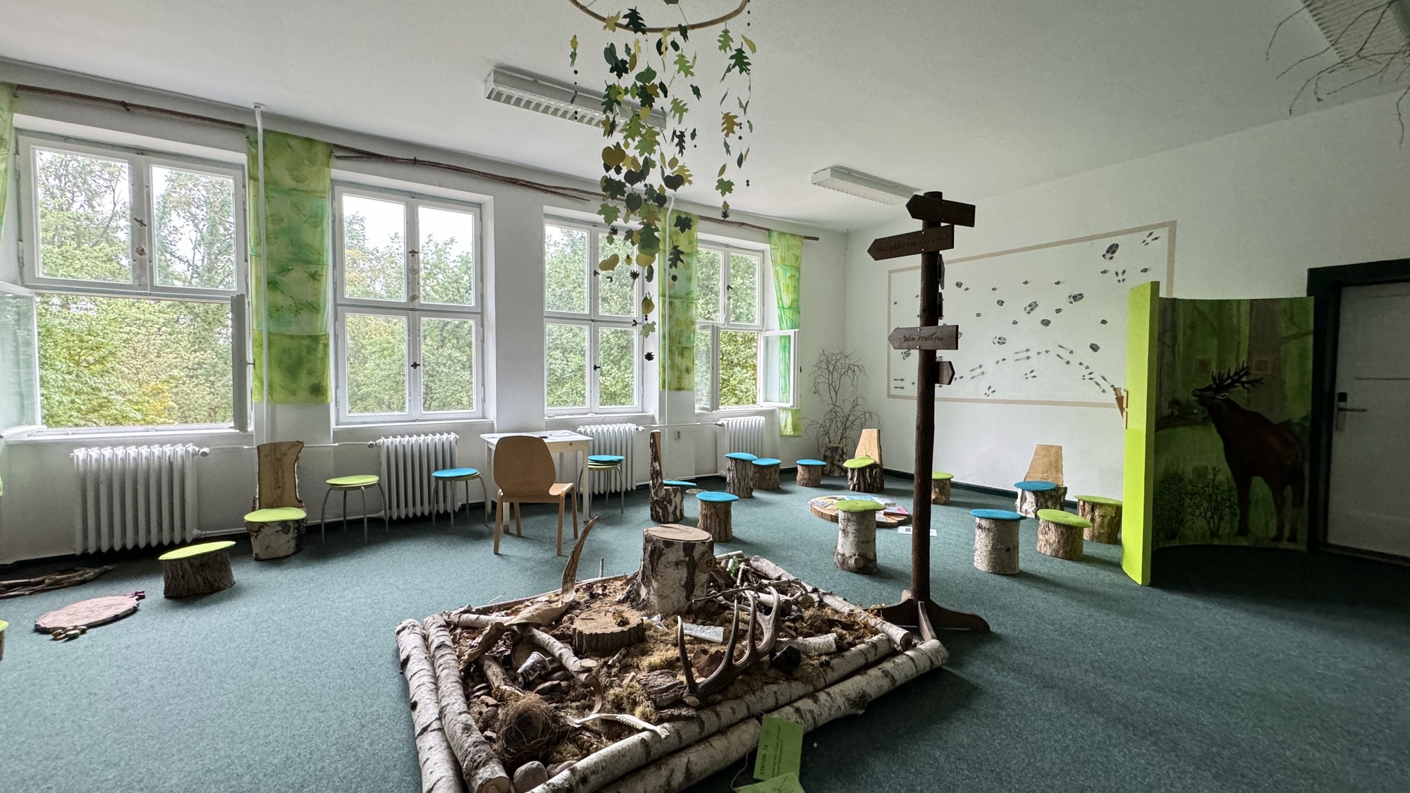 Naturp&auml;dagogischer Gruppenraum mit Sitzkreis und Waldgestaltung