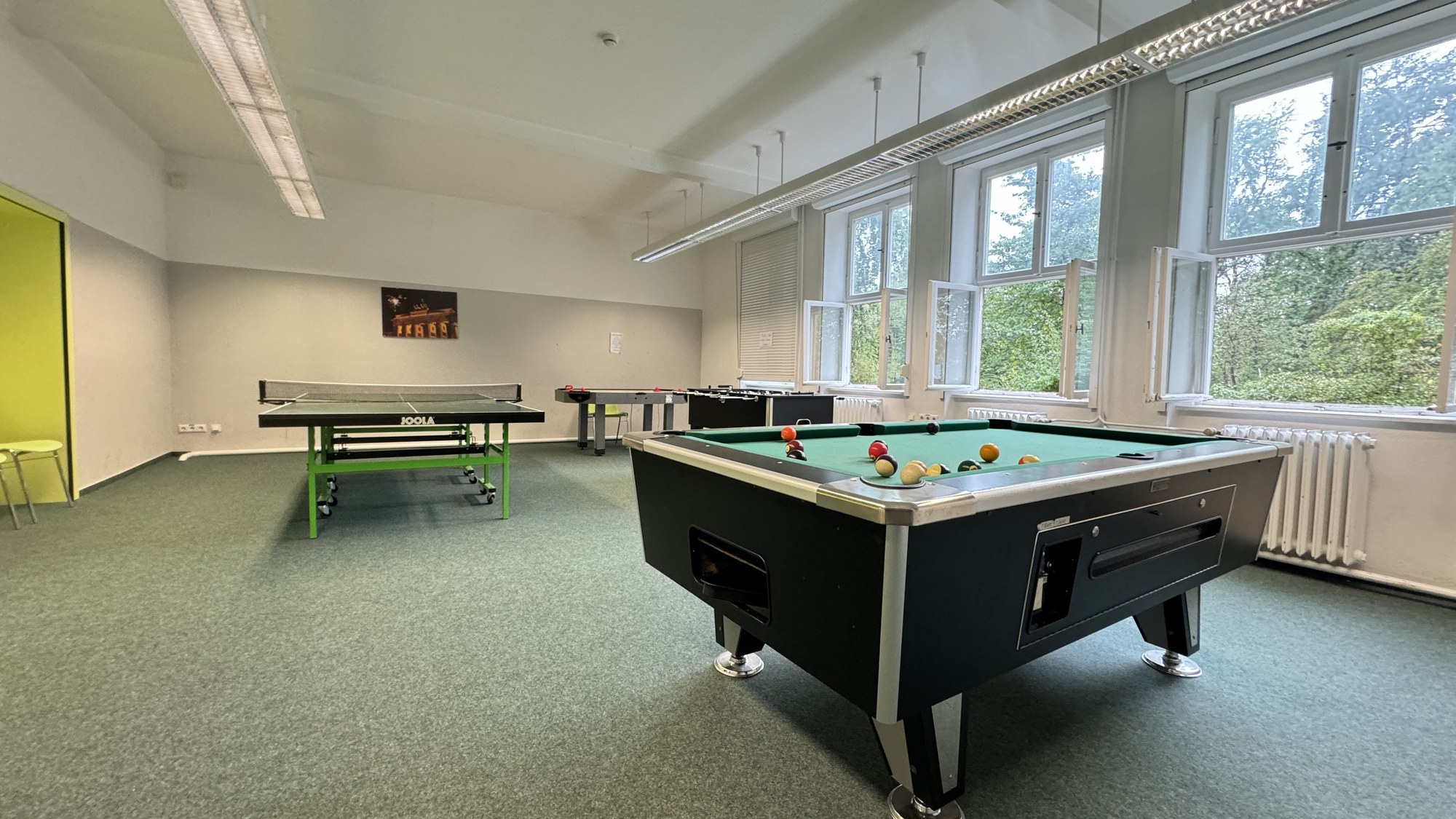 Spielraum mit Billardtisch, Tischtennisplatte und Kicker