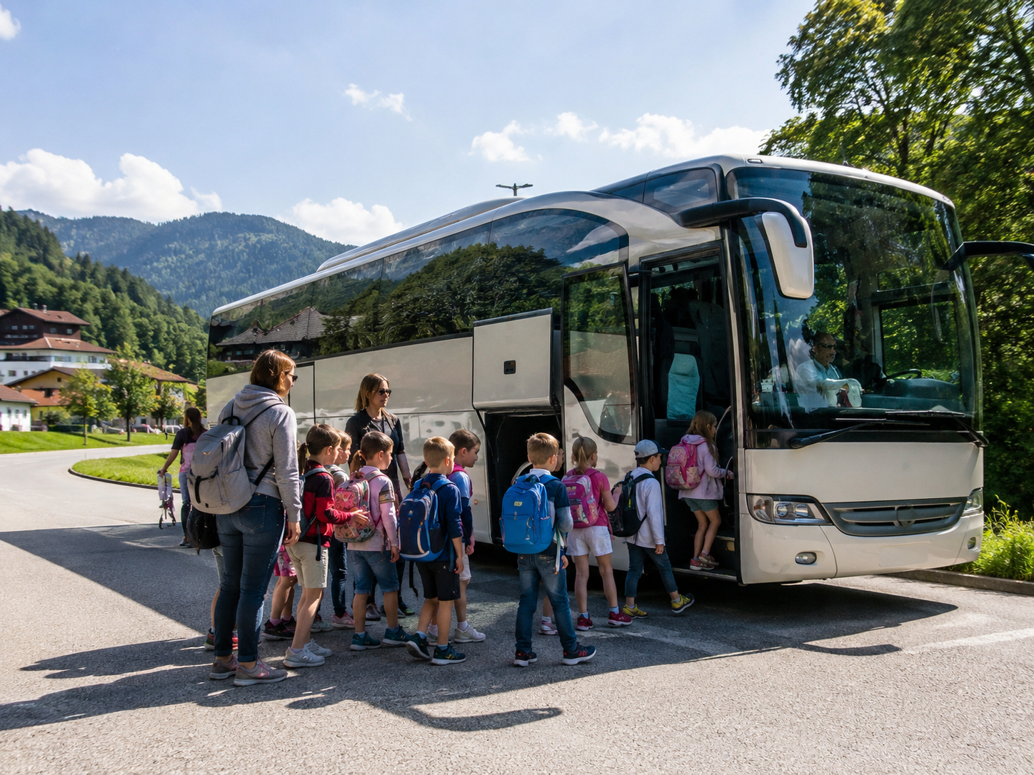Kindergruppe steigt in einen Reisebus